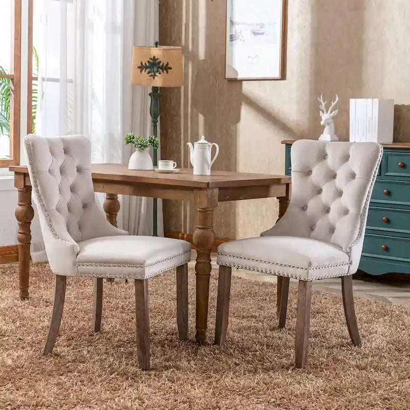 Chaise de salle à manger contemporaine haut de gamme en velours capitonné avec pieds en bois et clous décoratifs, lot de 2 pièces.