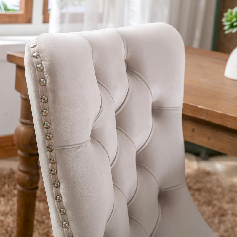 Chaise de salle à manger contemporaine haut de gamme en velours capitonné avec pieds en bois et clous décoratifs, lot de 2 pièces.